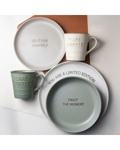 Servizio piatti da tavola set 3 pezzi in gres colore grigio, tortora, verde con scritte