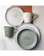 Servizio piatti da tavola set 3 pezzi in gres colore grigio, tortora, verde con scritte